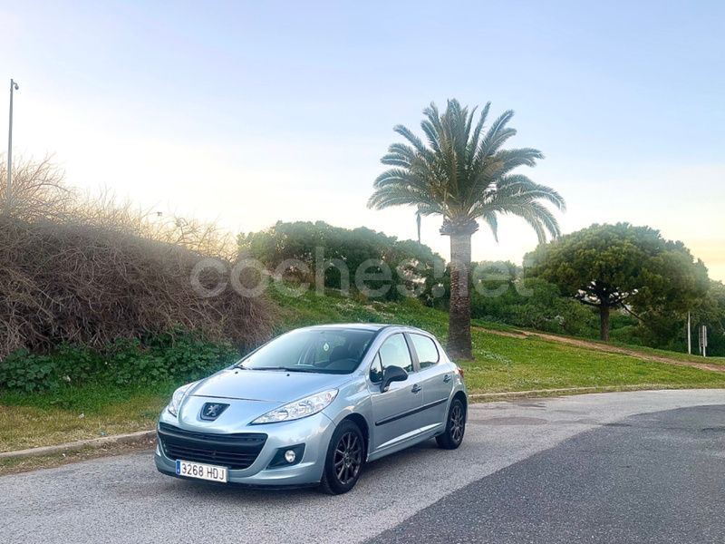 Gris / plata Usado 2012 Peugeot 207 Active Berlina | 4990 € (Buen precio) - Imagen 1/4