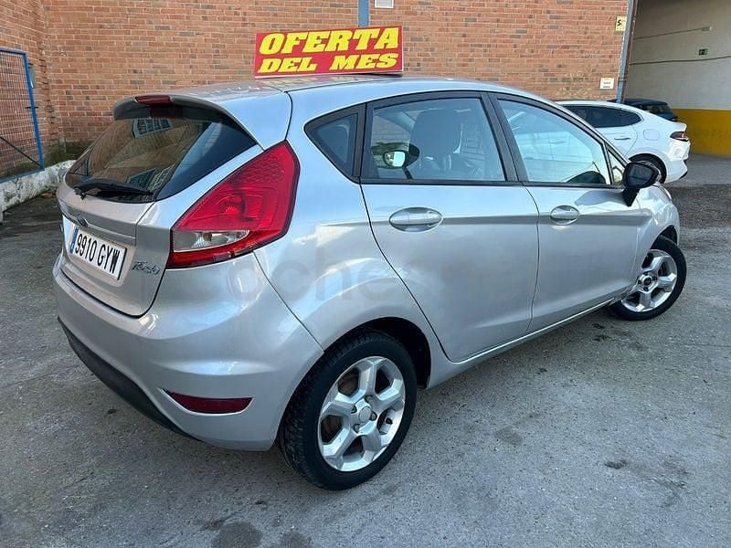 Usado Ford Fiesta Trend 68 CV (50 kW) 2010 Gris / plata Utilitario