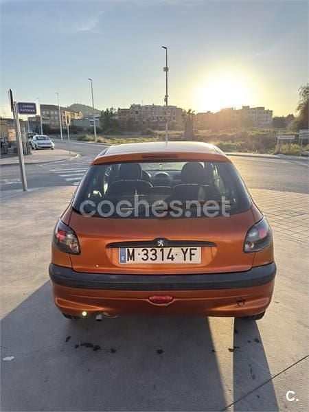 Usado Peugeot 206 75 CV (55 kW) 1999 Naranja Utilitario