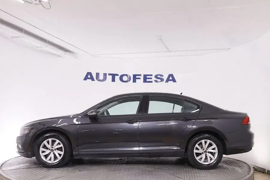 Usado VW Passat 122 CV (89 kW) 2022 Gris Familiar