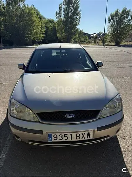 Usado Ford Mondeo Trend 125 CV (91 kW) 2002 Gris / plata Berlina