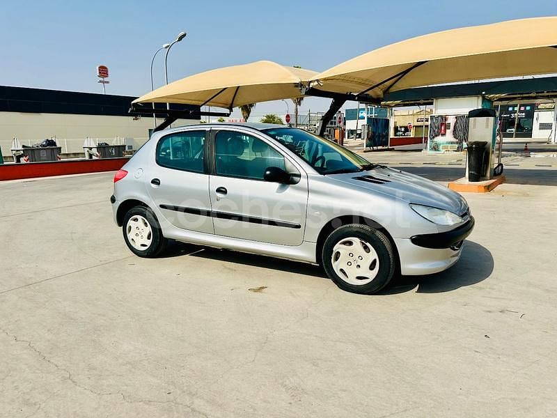 Usado Peugeot 206 75 CV (55 kW) 2001 Gris / plata Berlina