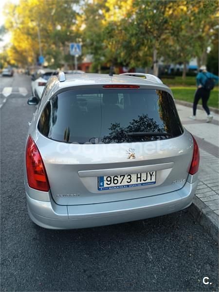 Usado Peugeot 308 SW Access 92 CV (67 kW) 2012 Gris / plata Familiar