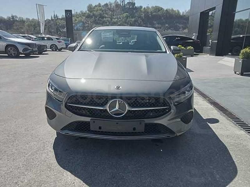 Uusi Mercedes A180 136 HP (100 kW) 2025 Harmaa Sedan