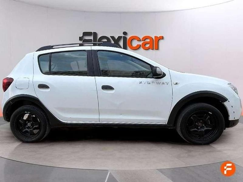 Käytetty Dacia Sandero Stepway 90 HP (66 kW) 2017 Valkoinen Sedan