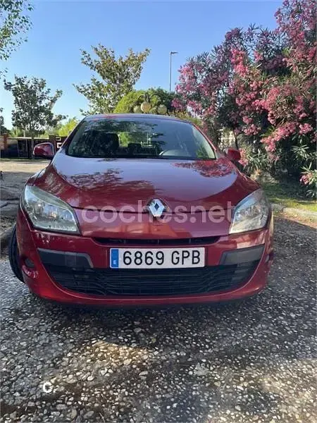 Usado Renault Mégane III Dynamique 105 CV (77 kW) 2009 Rojo Berlina
