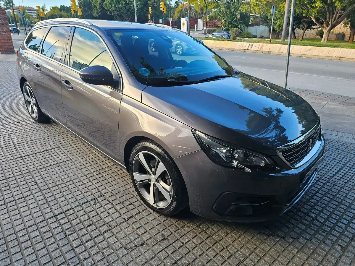 Usado Peugeot 308 Allure 130 CV (95 kW) 2018 Marrón