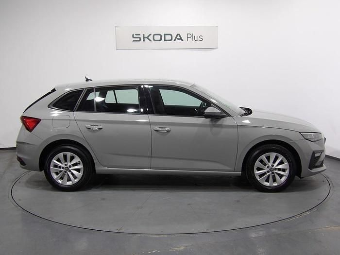 Usado Skoda Scala Essence 95 CV (69 kW) 2024 Gris Utilitario