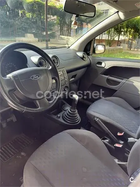 Usado Ford Fiesta Ghia 68 CV (50 kW) 2004 Gris / plata Utilitario