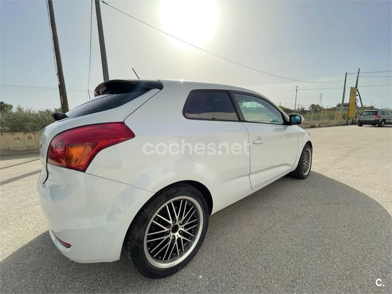 Blanco Usado 2010 Kia Ceed Berlina | 3900 € (Precio justo) - Imagen 1/4
