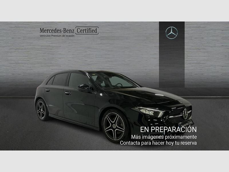 Usado Mercedes A180 136 CV (100 kW) 2020 Negro cosmos metalizado Utilitario