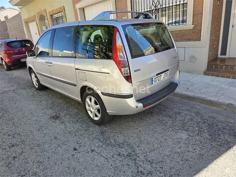 Usado Fiat Ulysse Dynamic 109 CV (80 kW) 2004 Gris / plata Monovolumen