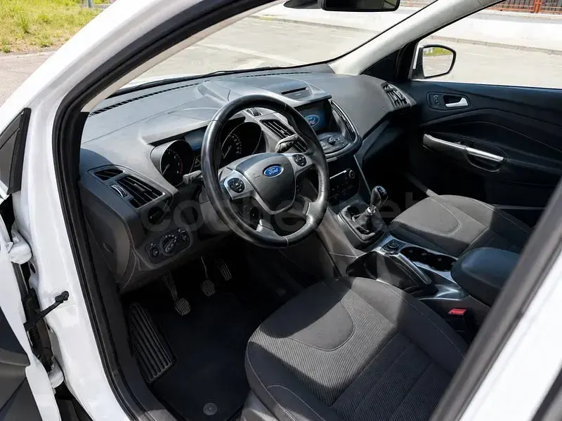 Usado Ford Kuga Trend 120 CV (88 kW) 2016 Blanco SUV