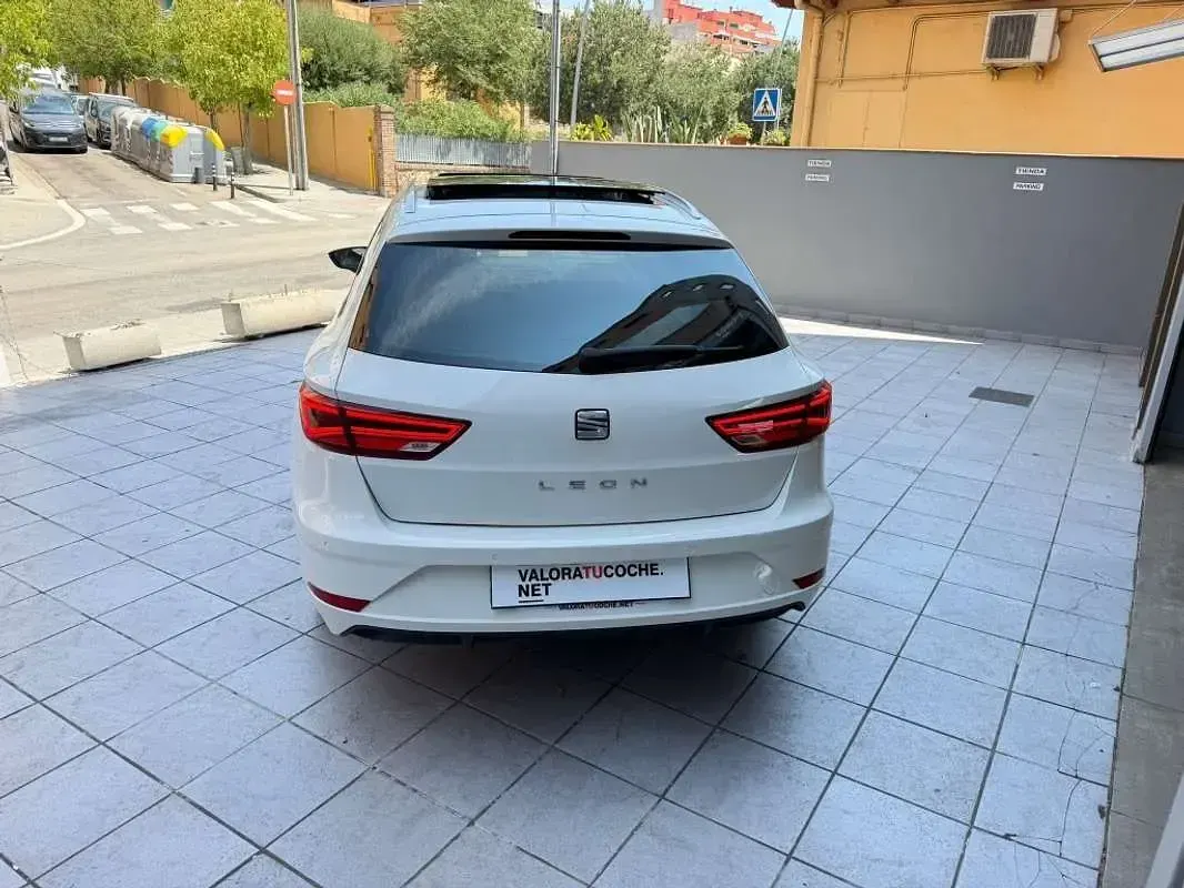 Usado Seat Leon ST Style 125 CV (91 kW) 2018 Blanco Familiar