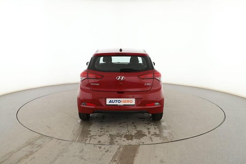 Usado Hyundai i20 85 CV (62 kW) 2018 Rojo Berlina