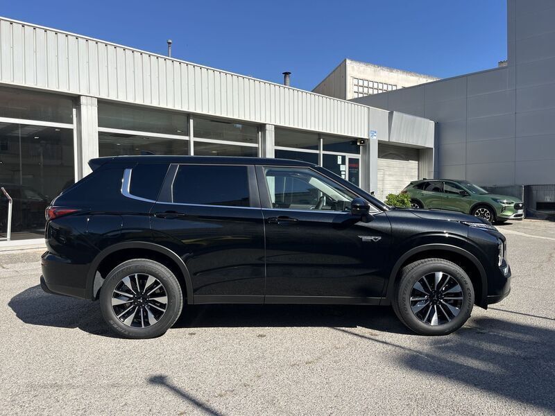 Nuevo Mitsubishi Outlander P-HEV Motion 306 CV (225 kW) 2025 Negro SUV