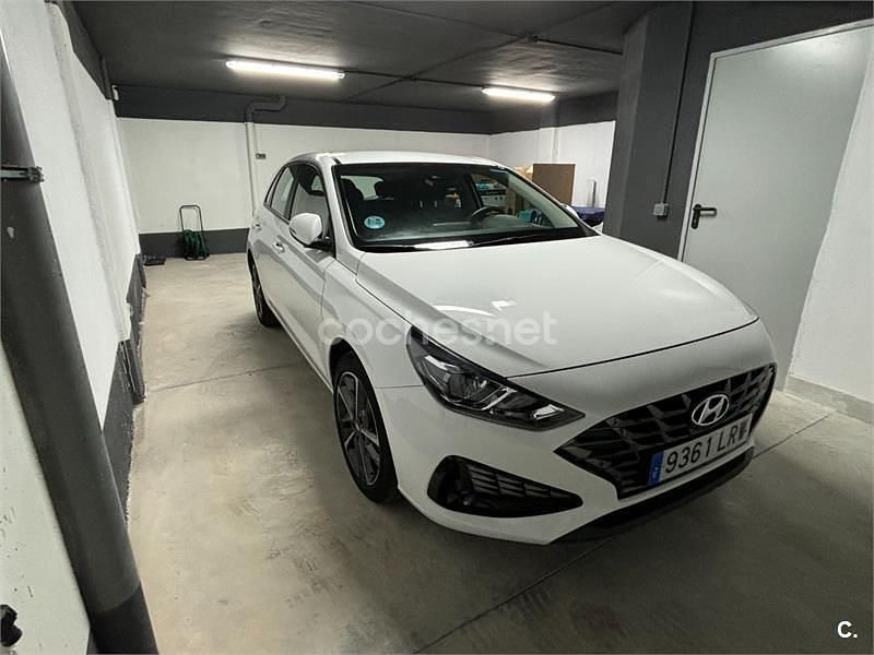 Usado Hyundai i30 110 CV (80 kW) 2021 Blanco Berlina