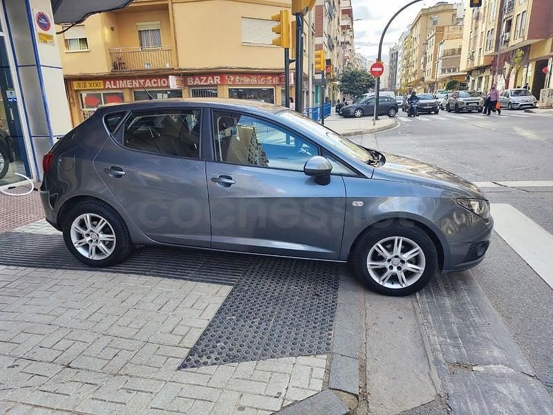 Usado Seat Ibiza Reference 90 CV (66 kW) 2012 Gris / plata Berlina