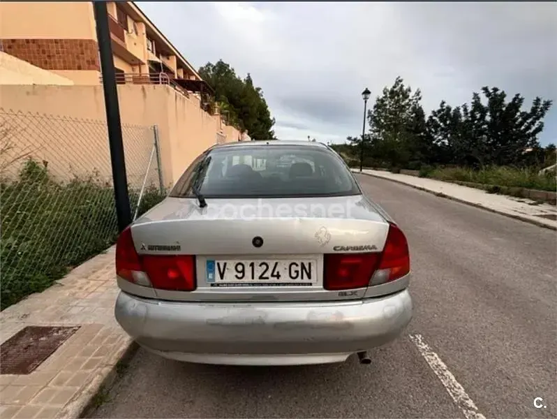Usado Mitsubishi Carisma 100 CV (73 kW) 1999 Gris / plata Berlina