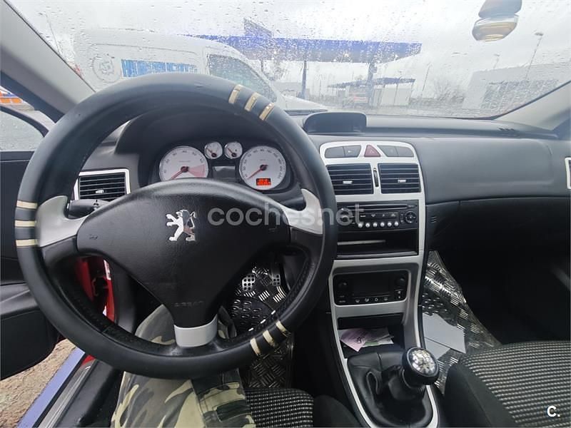 Usado Peugeot 307 CC 110 CV (80 kW) 2006 Rojo Descapotable