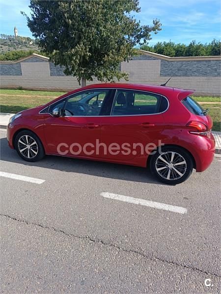 Rojo Usado 2017 Peugeot 208 Allure Utilitario | 4500 € (Buen precio) - Imagen 1/4