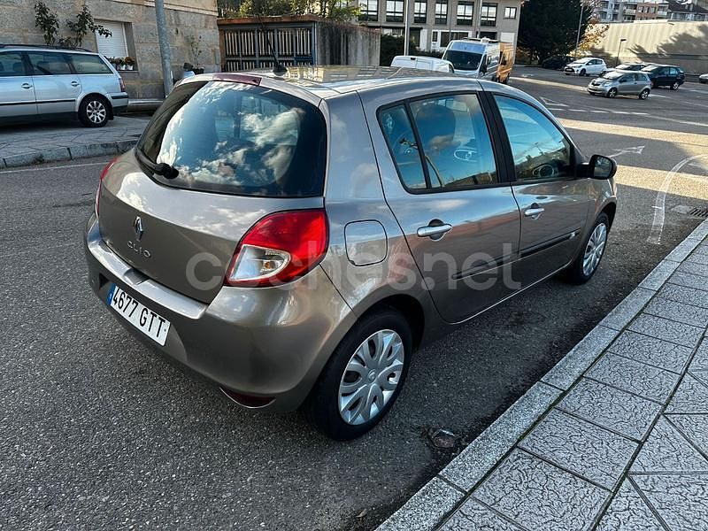 Usado Renault Clio II 90 CV (66 kW) 2010 Beige Berlina