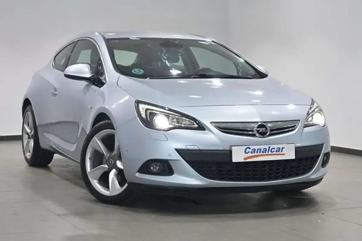 Usado Opel Astra GTC Sportive 136 CV (100 kW) 2016 Gris Utilitario