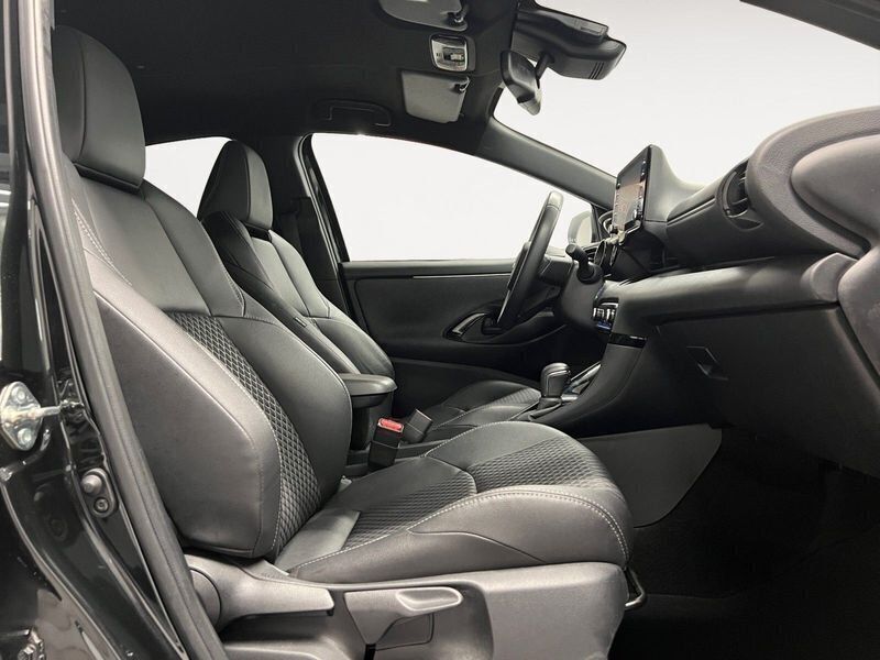 Usado Toyota Yaris Plus 116 CV (85 kW) 2021 Negro Utilitario