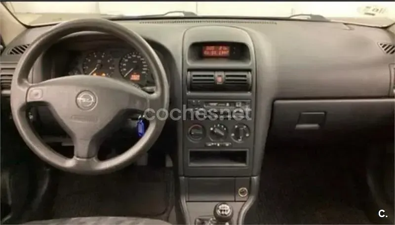 Usado Opel Astra Club 75 CV (55 kW) 2001 Blanco Berlina