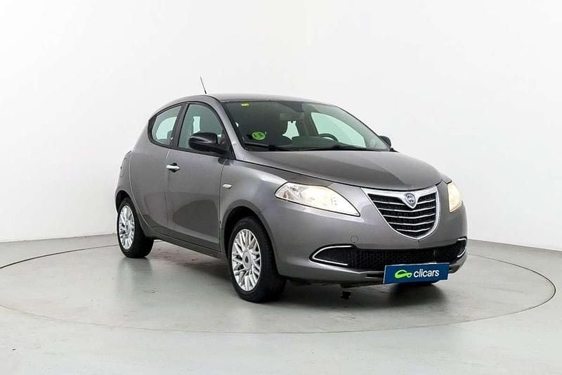 Usado Lancia Ypsilon Gold 69 CV (50 kW) 2014 Gris Utilitario