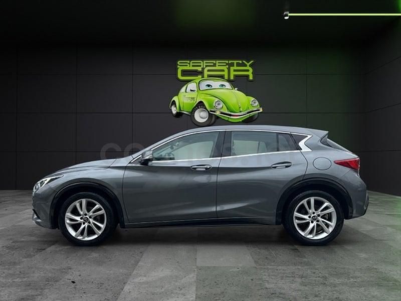 Usado Infiniti Q30 109 CV (80 kW) 2016 Gris / plata Utilitario