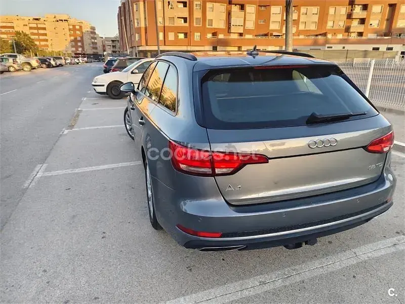 Usado Audi A4 150 CV (110 kW) 2019 Gris / plata Familiar