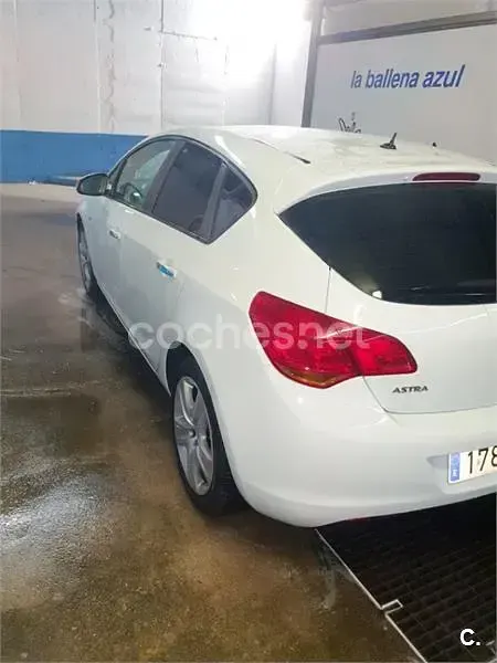 Usado Opel Astra Enjoy 115 CV (84 kW) 2011 Blanco Berlina