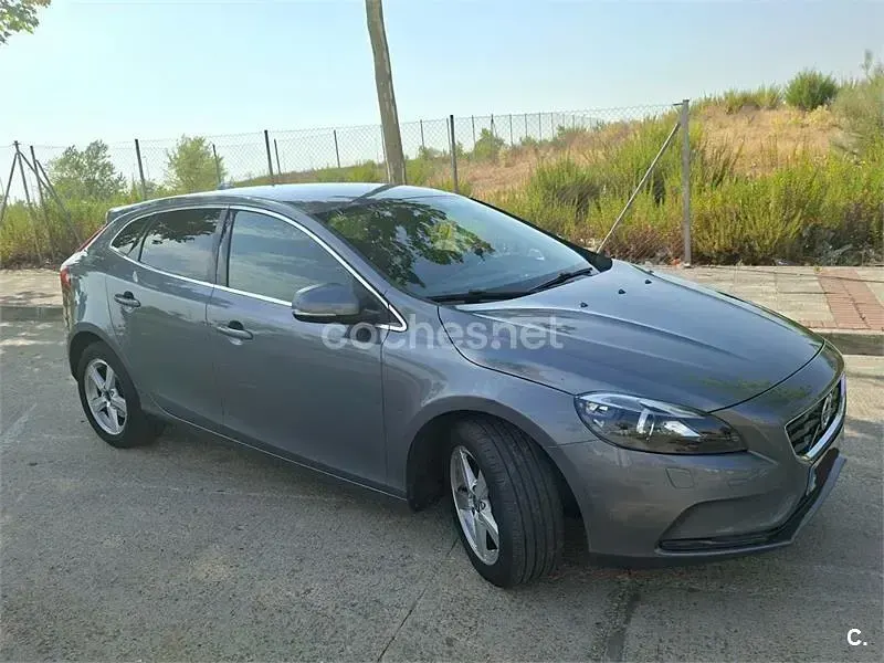 Usado Volvo V40 Momentum 150 CV (110 kW) 2016 Gris / plata Berlina