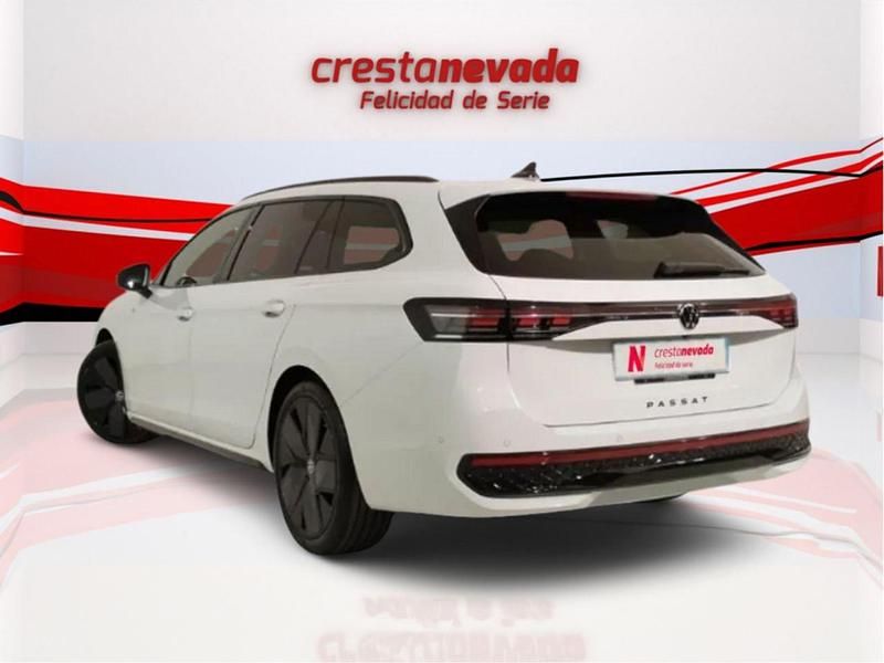 Usado VW Passat R-line 150 CV (110 kW) 2024 Blanco Berlina