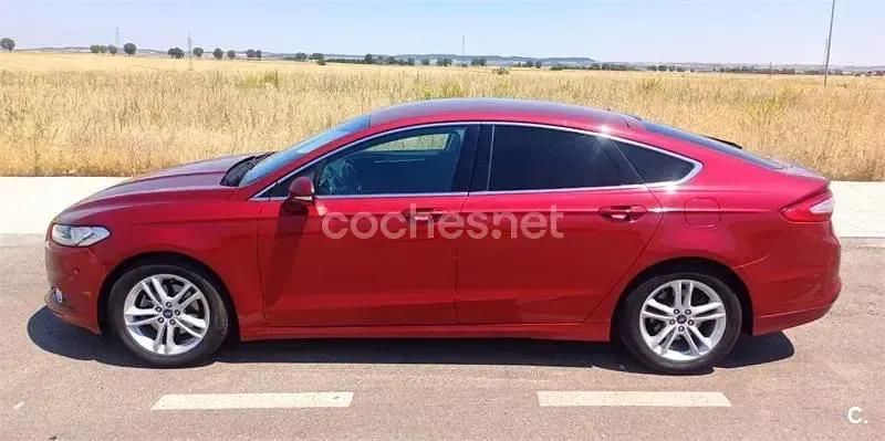 Usado Ford Mondeo Titanium 160 CV (117 kW) 2017 Granate Berlina
