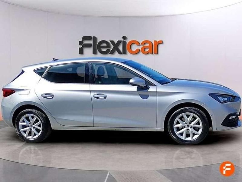 Usado Seat Leon Style 131 CV (96 kW) 2023 Gris Utilitario