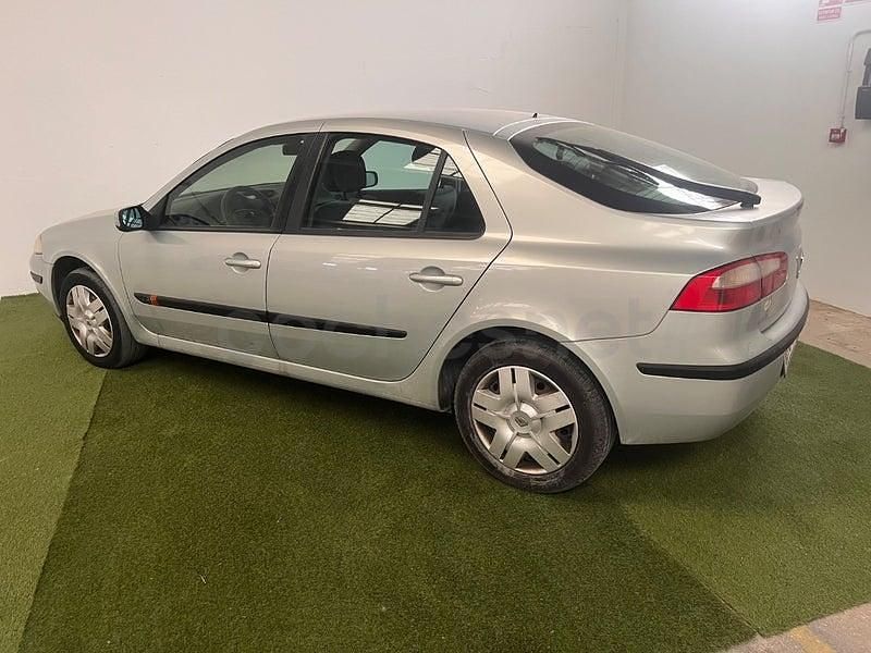 Usado Renault Laguna II Dynamique 120 CV (88 kW) 2003 Gris / plata Berlina