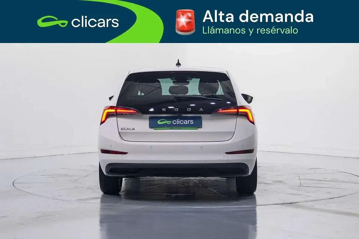 Usado Skoda Scala Ambition 110 CV (80 kW) 2021 Blanco Utilitario