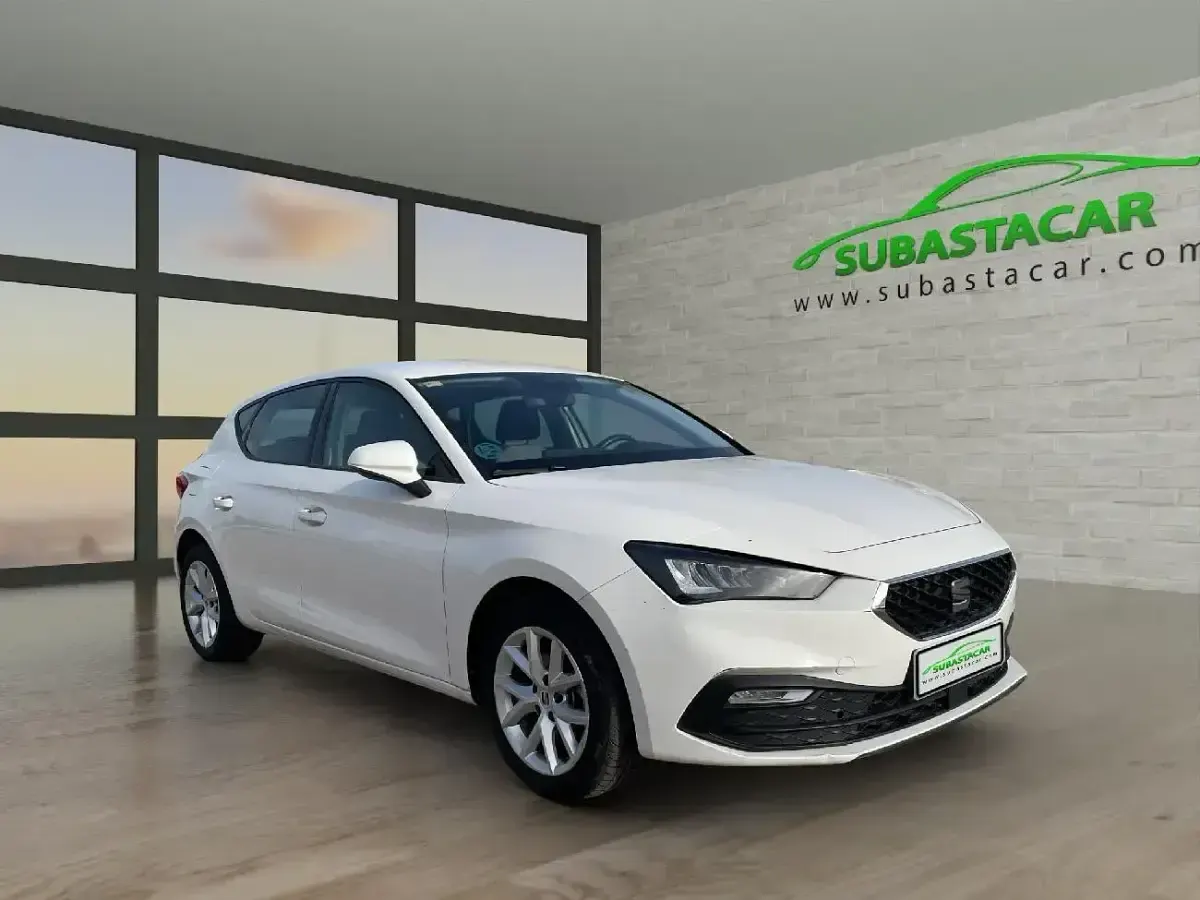 Begagnad Seat Leon Style 115 HK (84 kW) 2021 Vit