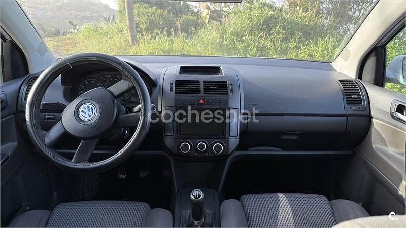 Usado VW Polo Trendline 100 CV (73 kW) 2004 Gris / plata Utilitario
