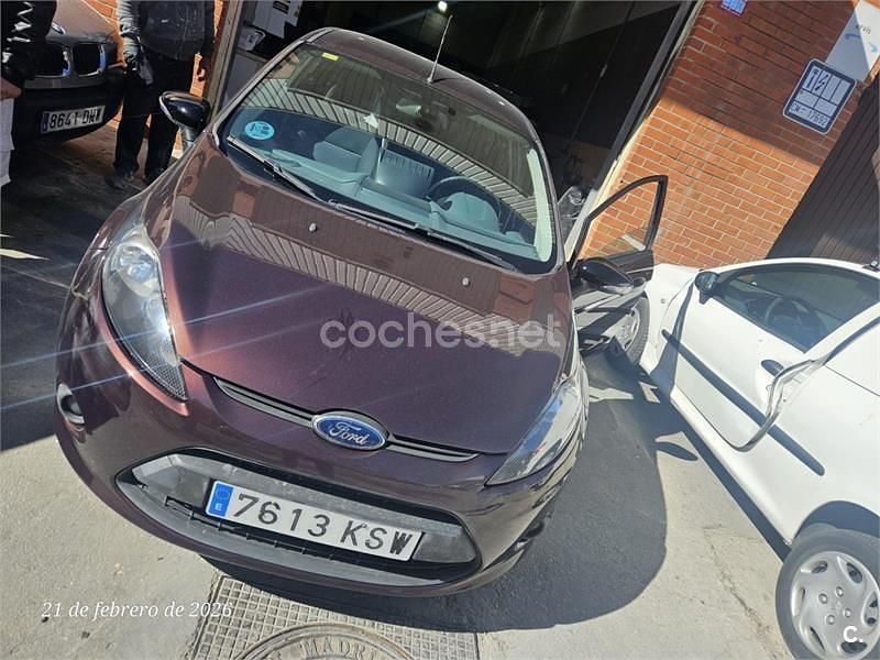 Usado Ford Fiesta 60 CV (44 kW) 2011 Granate Utilitario