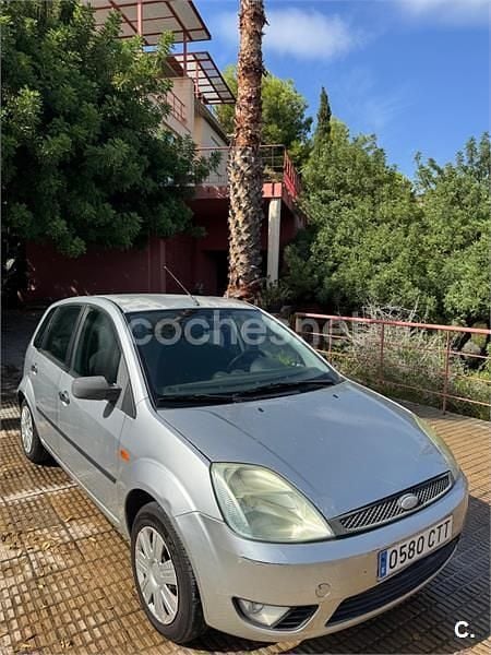 Usado Ford Fiesta Trend 68 CV (50 kW) 2004 Gris / plata Utilitario
