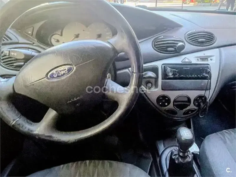 Usado Ford Focus Trend 115 CV (84 kW) 2002 Rojo Berlina