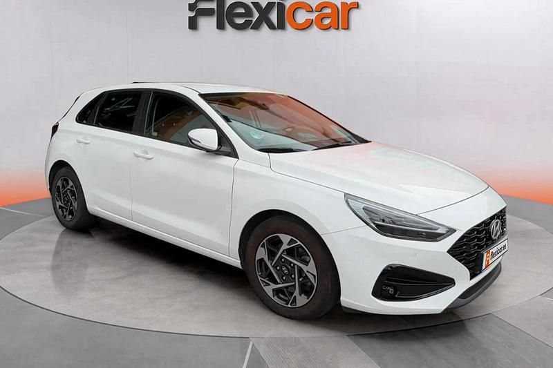 Blanco Usado 2024 Hyundai i30 Berlina | 17.390 € (Precio justo) - Imagen 1/4