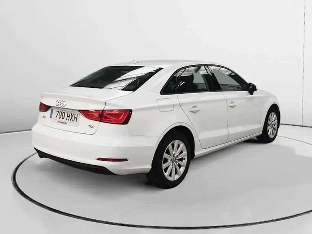 Usado Audi A3 Attraction 105 CV (77 kW) 2014 Blanco Berlina
