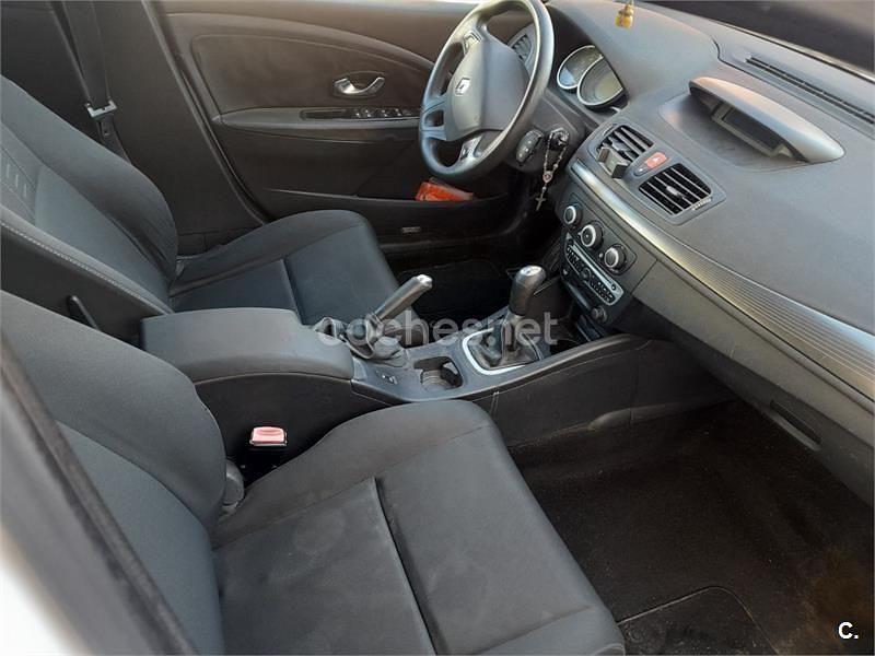 Usado Renault Mégane Dynamique 105 CV (77 kW) 2010 Blanco Berlina