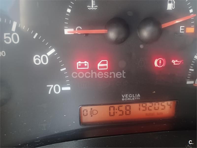 Usado Fiat Punto 80 CV (58 kW) 2000 Granate Utilitario