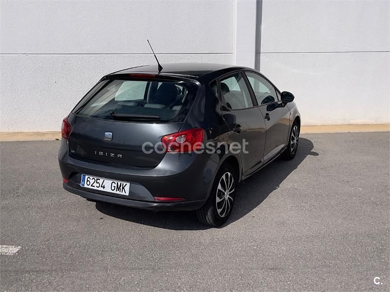 Usado Seat Ibiza Reference 70 CV (51 kW) 2010 Gris / plata Berlina