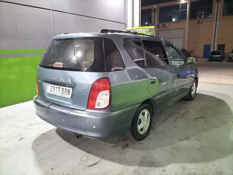 Usado Kia Carens 110 CV (80 kW) 2002 Gris / plata Monovolumen